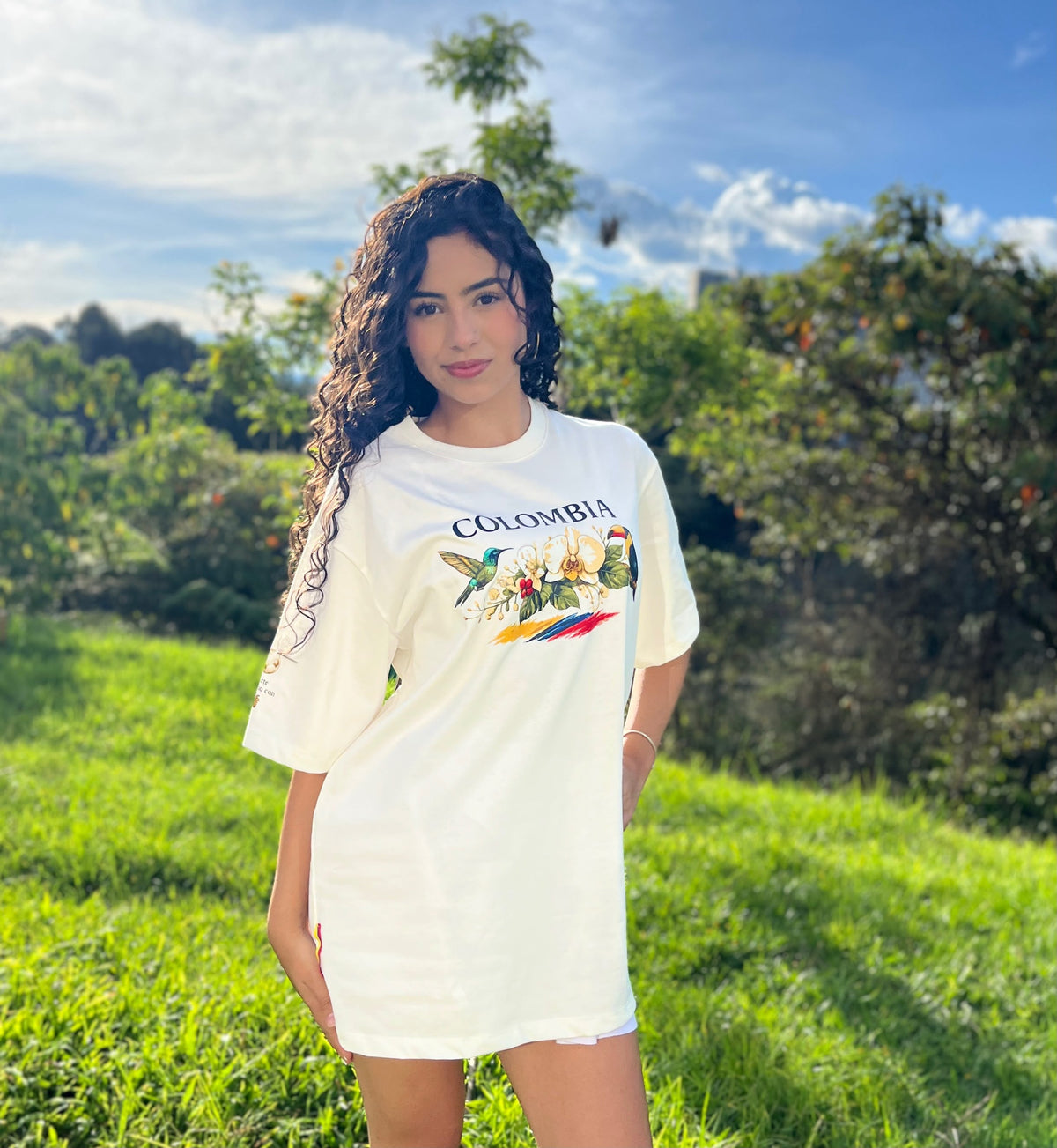 Camiseta Guacamaya Edición Limitada Avril Atelier – vista frontal y trasera